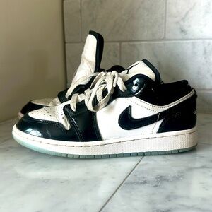 Jordan AJ 1 Low SE 4.5 Boys- Used